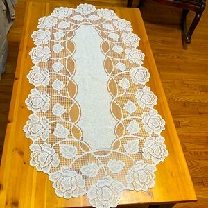Gorgeous table doilie with floral pattern, EUC